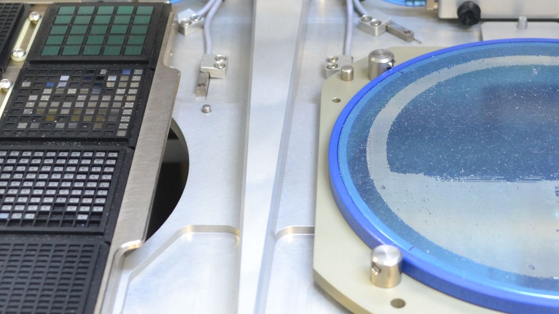 Dual wafer table holding wafer, waffle pack, Gel-Pak® on wafer table adaptor